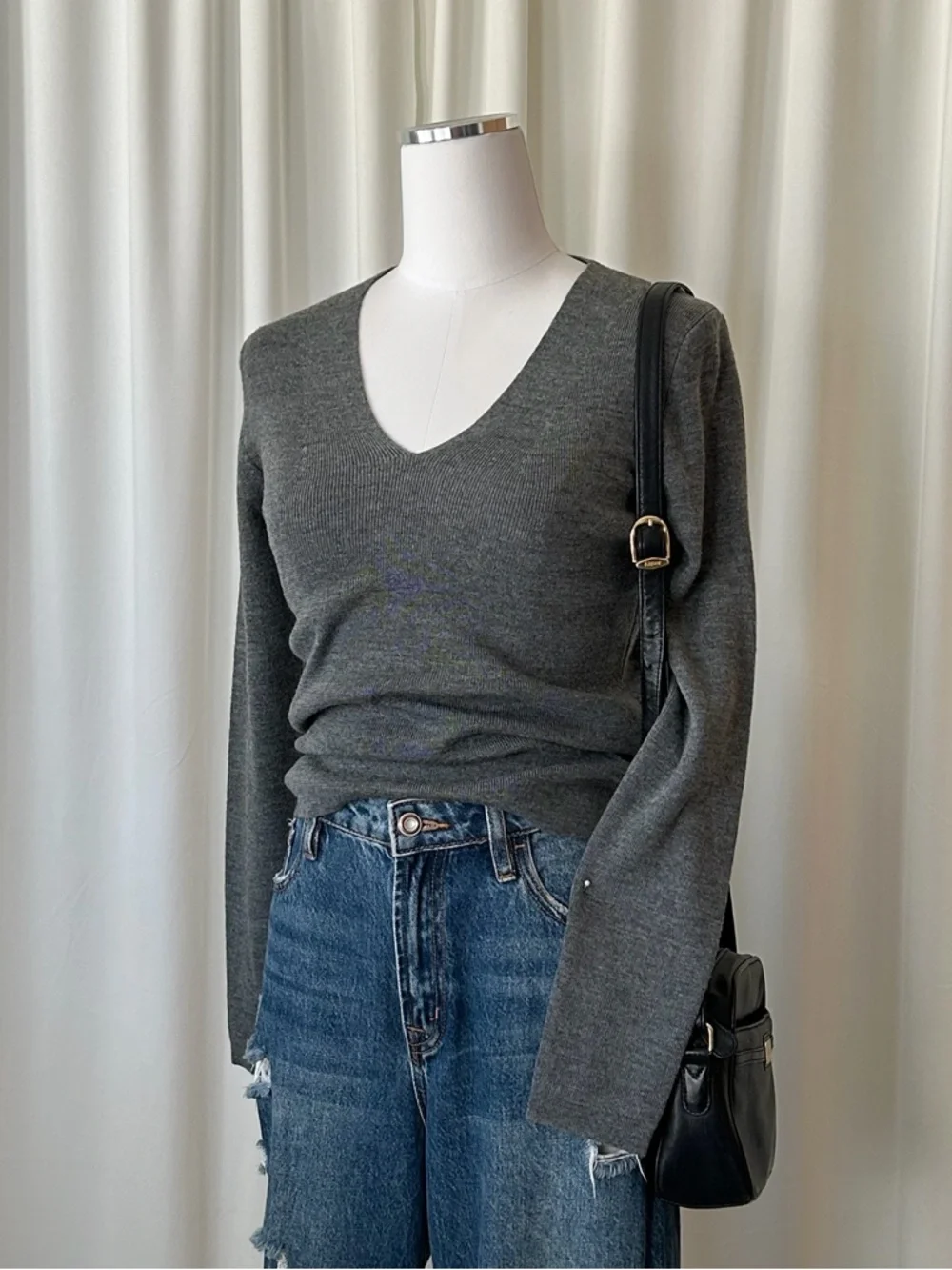 NWT Ann Taylor LOFT Merino Wool Blend V-Neck Sweater Gray Small. - Picture 4 of 11